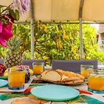 Unique Filoxenia! * סקופלוס טאון