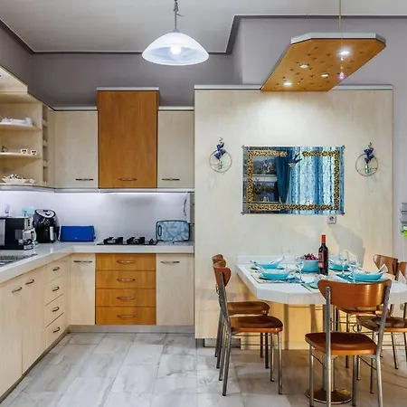 Unique Filoxenia! * سكوبيلوس تاون